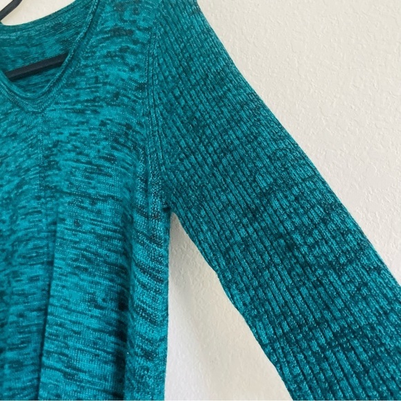 Woman’s highlow vneck sweater top size M green black ribbed sleeves soft stretch - Picture 2 of 8